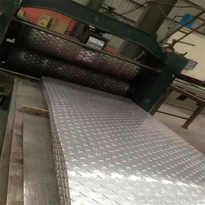 Warm gewalzter Edelstahl 304 prägte Blätter 1500 * 6000mm rutschfestes 10mm