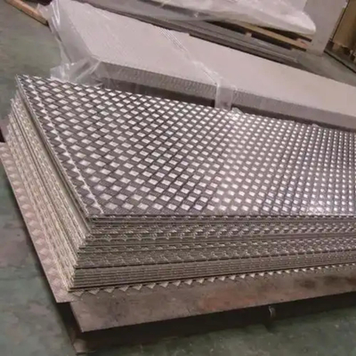 304 geprägte Edelstahlplatten Platten 1350 * 6000mm Größe 0,55mm 0,65mm Dicke Kaltgewalzte rutschfeste Toilettenplatten JIS