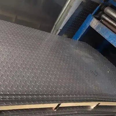 304 geprägte Edelstahlplatten Platten 1350 * 6000mm Größe 0,55mm 0,65mm Dicke Kaltgewalzte rutschfeste Toilettenplatten JIS