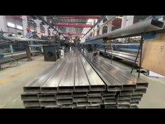 Das Sortieren und Verpacken in einer Werkstatt für quadratische und runde Rohre aus Edelstahl