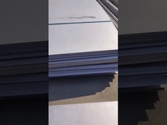 Edelstahlplatte unter Sonnenlicht