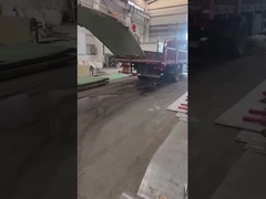 Die Edelstahlplatte wird in den LKW geladen